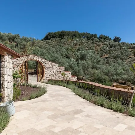 Вилла Captivating House Surrounded By Olive Grove In Seferihisar *